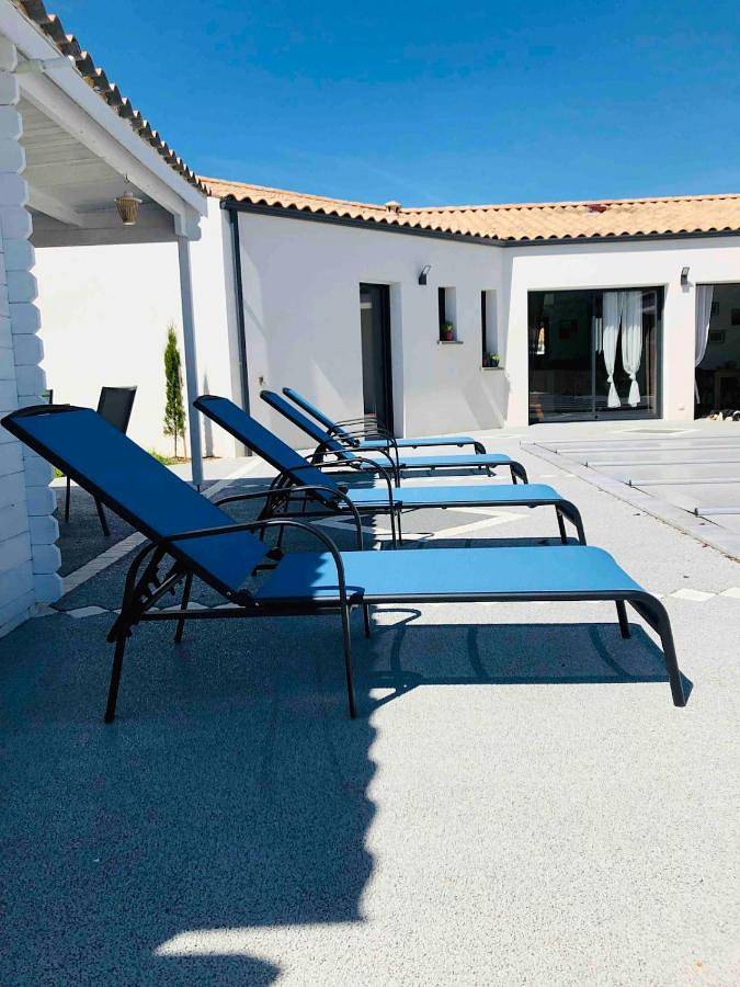 Location de vacances pour 9 personnes, avec jardin ainsi que vue et piscine, animaux acceptés à Breuil-Magné - 3