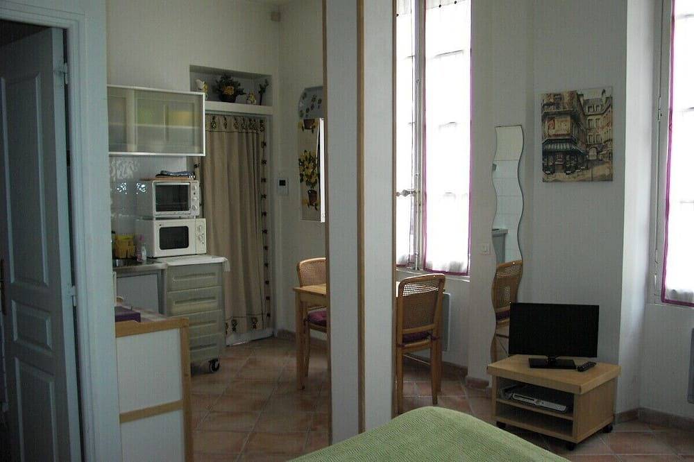 Appartement entier, Versailles-Château : Studio 2 étoiles, central et au calme. in Versailles, Yvelines