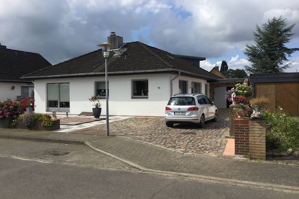 Ganze Wohnung, Gemütliche Ferienwohnung mit separatem Eingang und Terrassenbereich in Kellinghusen, Kreis Steinburg