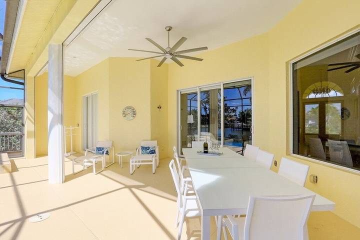Vacation home for 8 people, with terrace and hot tub as well as yard in Marco Island