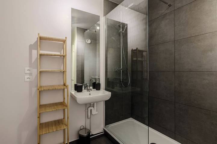 Ganze Wohnung, Bright studio near Metro Line 3 and shops in Bagnolet, Seine-Saint-Denis