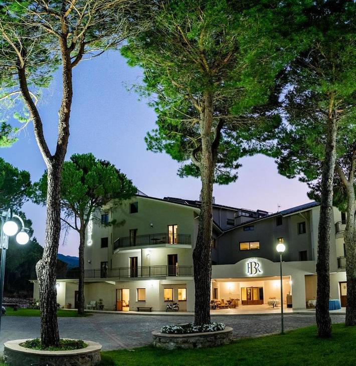Hotel, mit Balkon und Terrasse sowie Garten und Pool in Rossano