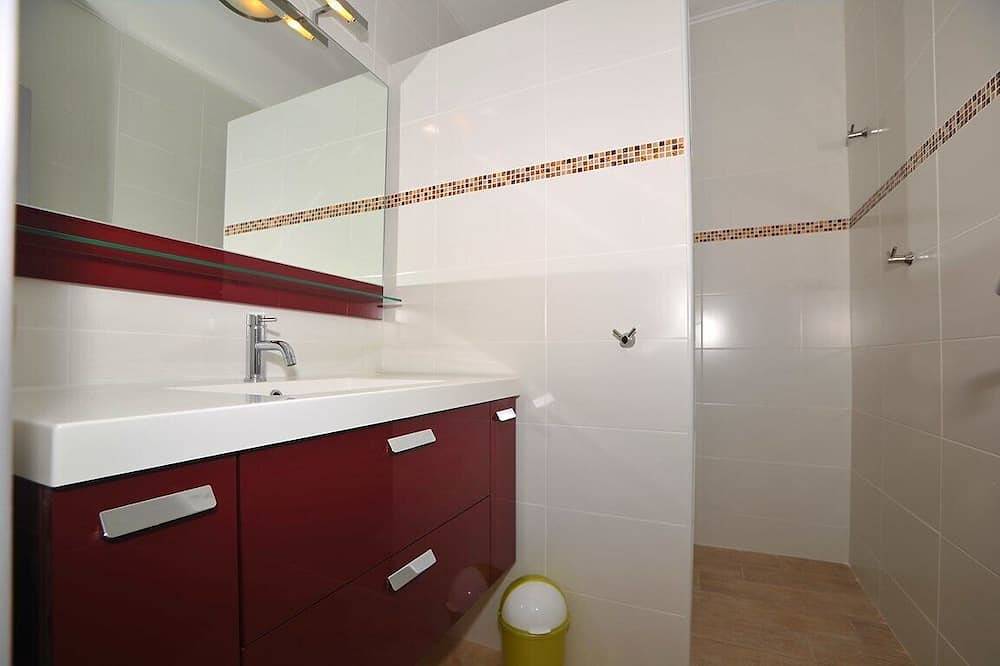 Appartement entier, Appartement T2 *** 4 pers. à 10m de la Plage avec Vue Mer & Piscine Chauffée (7) in La Londe-les-Maures, Parc national de Port-Cros