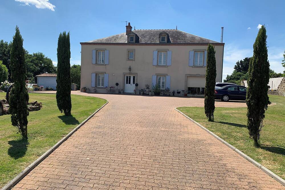 Magnifique maison et terrain, piscine d'eau salée chauffée, familial, Wifi in Faye-l'Abbesse, Deux-Sèvres