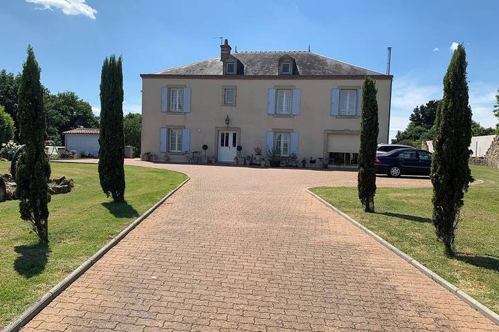 Location de vacances pour 16 personnes, avec Balcon ainsi que Jacuzzi et Jardin à Faye-l'Abbesse