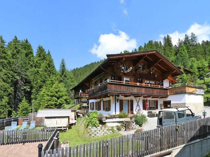 Chalet für 8 Personen, mit Whirlpool und Terrasse sowie Garten und Sauna in Hochfügen