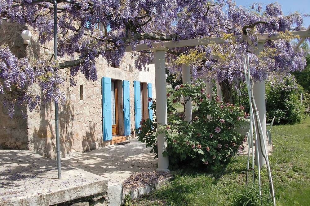Ganze Wohnung, Chassiers, Southern Ardèche, 30m² apartment, for 4 people max and shared pool in Chassiers, Parc naturel régional des Monts d'Ardèche