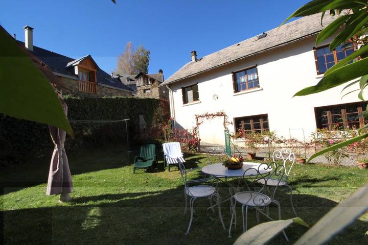 Gîte pour 8 personnes, avec jardin et terrasse, animaux acceptés à Benque-Dessous-et-Dessus