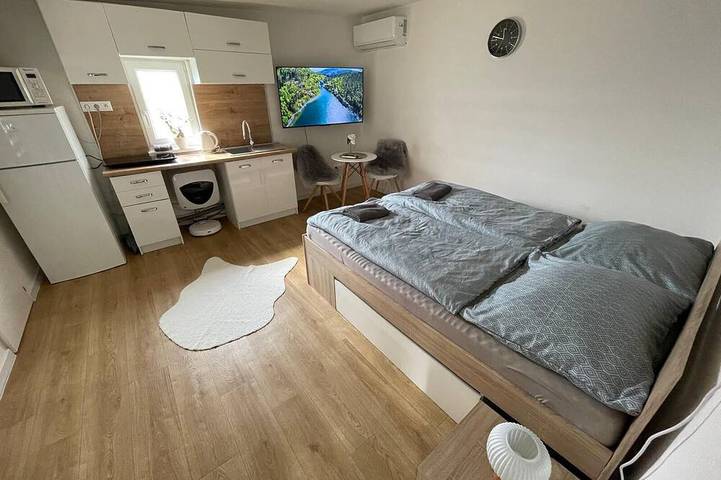Ganze Wohnung, Cozy studio in tranquil Trenčiansky kraj with Ac comfort in Priwitz, Trentschiner Landschaftsverband