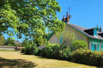 Gîte pour 8 personnes, avec terrasse et jardin à Lurcy-Lévis