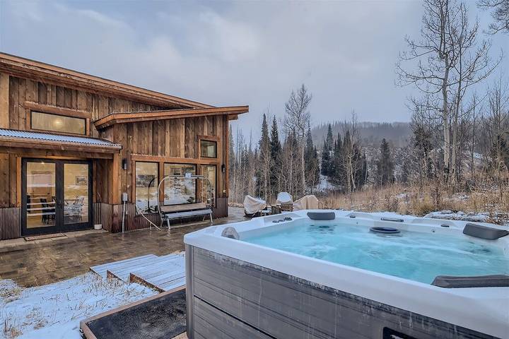 Vacation rental for 10 people, with yard and hot tub as well as pool in Silverthorne