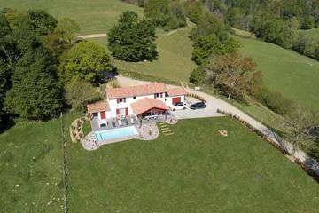 Gîte pour 4 personnes, avec piscine et jacuzzi dans Lasse