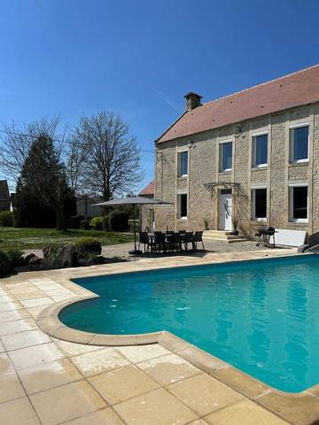 Location de vacances pour 14 personnes, avec vue et terrasse ainsi que jardin et piscine dans Mézidon Vallée d'Auge