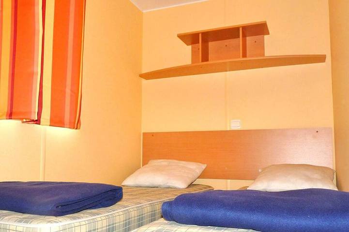 Mobil home pour 4 personnes, avec piscine ainsi que terrasse et jacuzzi dans Lac de Maury - 2