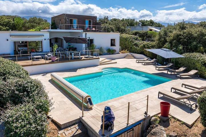 Villa pour 12 personnes, avec balcon ainsi que jardin et piscine à Lumio