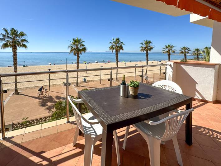 Entire apartment, Holiday apartment for 6 people with terrace in Platja de Sant Margarida (Roses), Roses