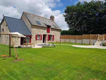 Gîte pour 8 personnes, avec jardin ainsi que piscine et vue, adapté aux familles à Epiniac