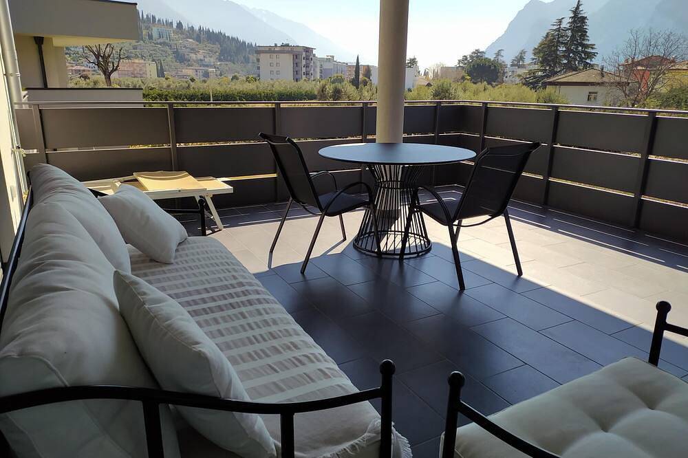 Apartamento entero, Bright apartment, near the lake, large terrace with a view, air conditioning, garage in Riva del Garda, Montañas Garda