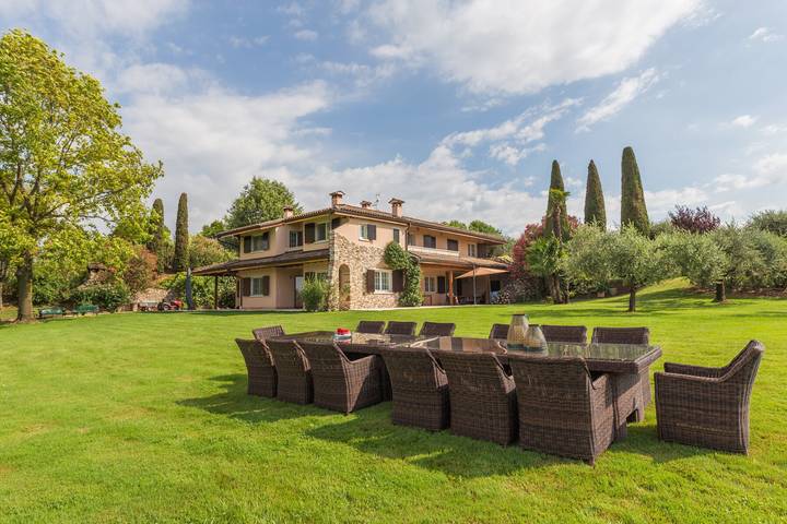 Ferienhaus für 20 Personen, mit Balkon und Garten sowie Seeblick