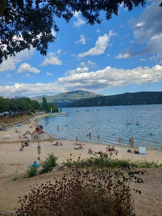 Camping pour 5 personnes, avec jardin ainsi que piscine et vue