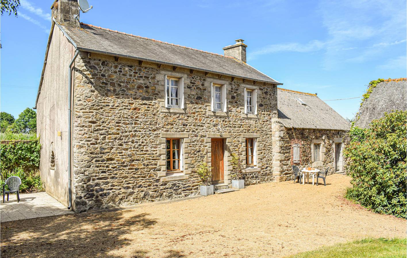 Appartement de jardin avec parking et TV - Lanleff 2.5km in Quemper-Guézennec, Région de Guingamp