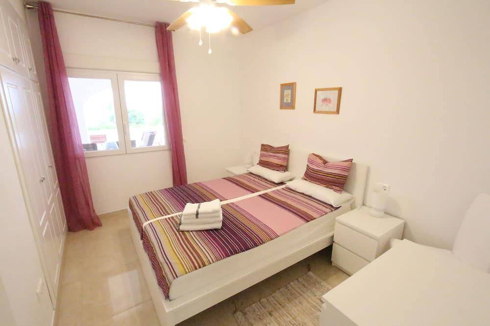 Villa with a large private swimming pool and panoramic coast views! in Mutxamel, Alicante Province