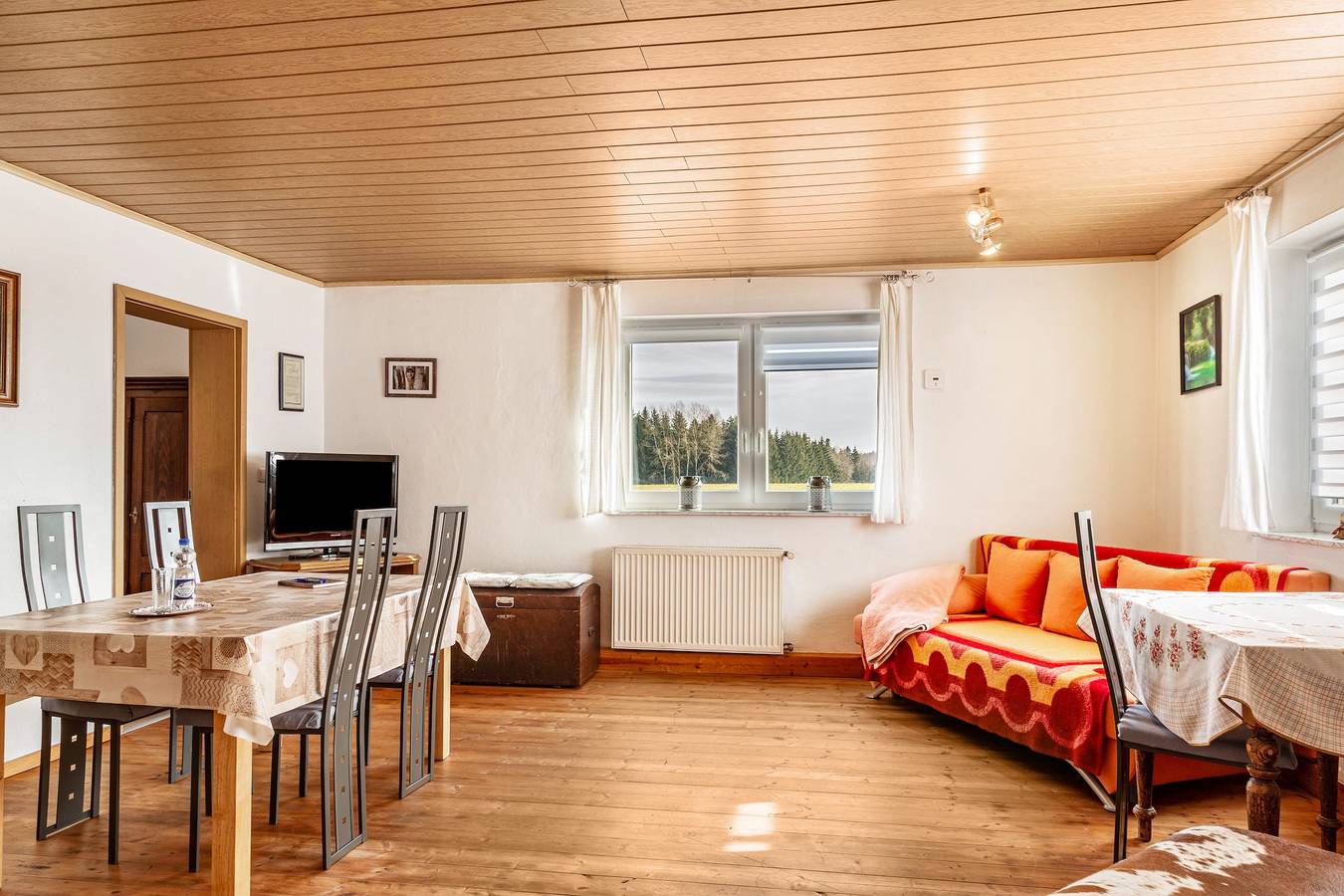 Entire apartment, Apartment 'Möblierte Wohnung Ferienwohnung' with Shared Terrace, Shared Garden and Wi-Fi in Aicha vorm Wald, Eastern Bavaria