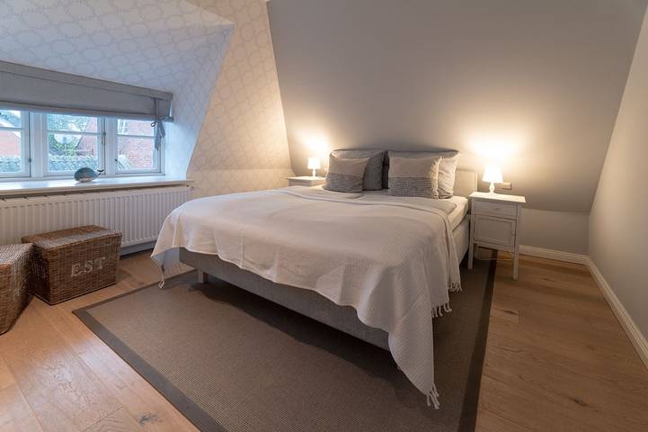 Ganze Wohnung, Stilvoll wohnen im Reetdachhaus – Kapitäns Flügel im Herzen von Nieblum in Nordfriesische Inseln (Schleswig-Holstein) (Schleswig-Holstein), Nieblum