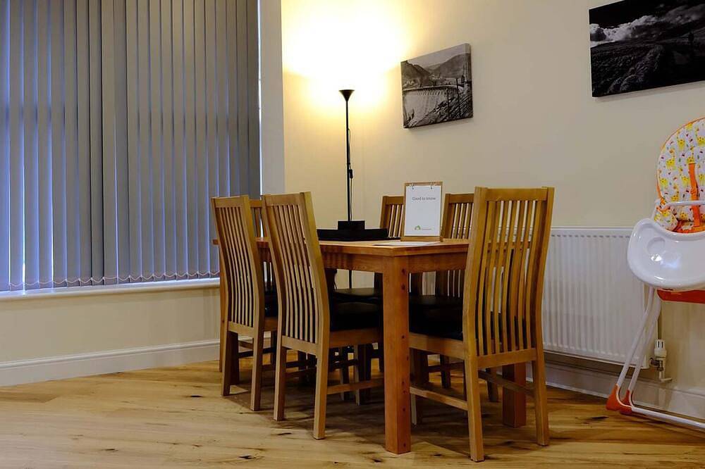 Ganze Wohnung, Apartment-Modern-Eigenes Badezimmer-Strassenblick-Old Drapers in Rhayader, Powys