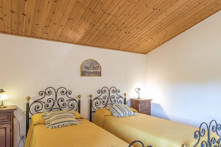 Casa indipendente  circondata da ampio giardino recintato con piscina, situate nella campagna toscan in Monticiano, Siena e dintorni