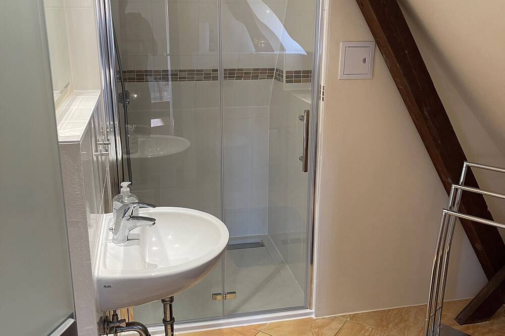 Ganze Wohnung, Moderne Dachgeschosswohnung 5 min zum Markkleeberger See in Markkleeberg, Leipziger Neuseenland