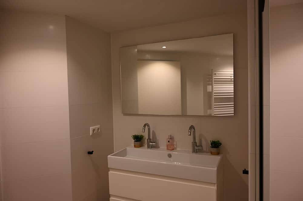 Komfortabeles Ferienhaus (70 m²) für 4 Personen mit Terrasse auf der Südseite.  Dieses frei stehende Ferienhaus mit überdachter Terrasse befindet sich in einer Top-Lage im Wald und bietet eine schöne Aussicht. in Harderwijk, Veluwe