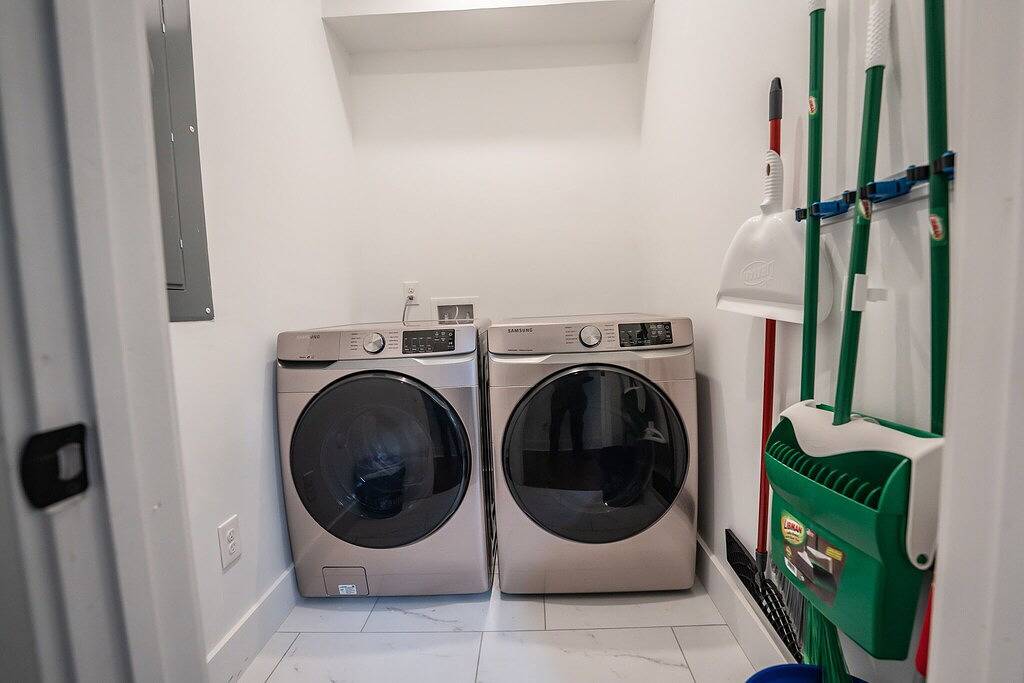 Modern Luxury Home Minutes from Atl Airport & Downtown in East Point, Fulton County