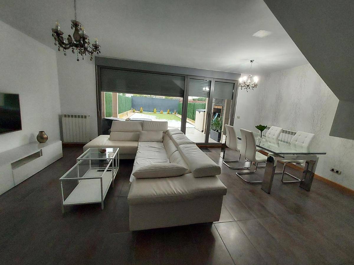 Adosado en Cirueña con Chimenea y barbacoa in Cirueña, Provincia de La Rioja