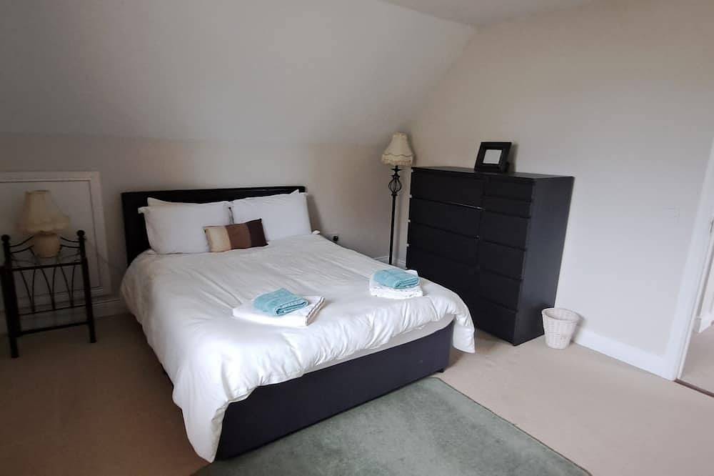 Lakeside bungalow with private mooring in County Cavan