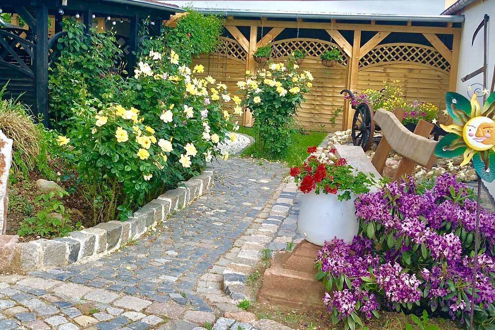 Ganze Wohnung, Moderne Ferienwohnung mit Wohn-/Schlafraum, Küche und Bad in Grimma, Leipzig und Umgebung