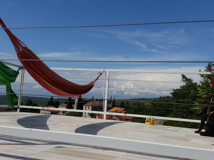 Charmantes 2-Sz-Gartenapartment mit Pool & Grill nahe Strand in Milna, Brac