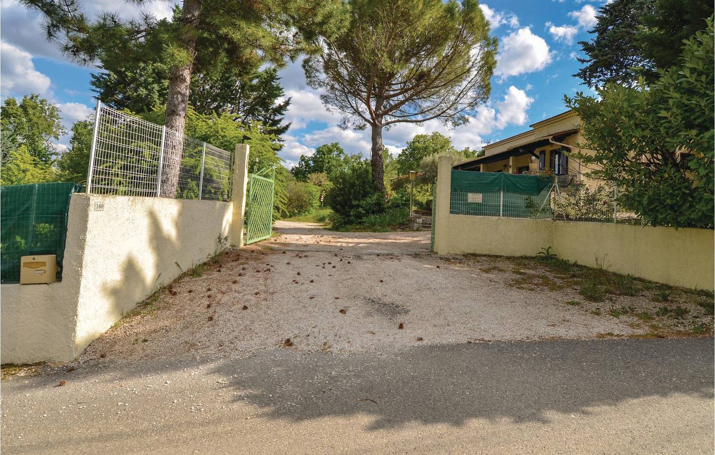Appartement au bord de la piscine près de Saint-Christol (34 caractères) in Salazac, Région de Nîmes