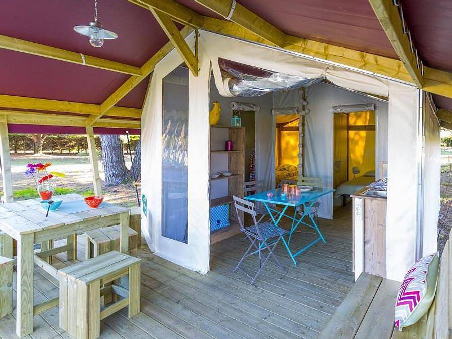 Flower Camping Cap Finistère - Tente en toile et en bois 4 personnes - Freeflower Standard 28m² (2 chambres) + terrasse couverte 8m²- sans sanitaires et sans salle de bain | 4 personnes in Penmarch, Région de Quimper