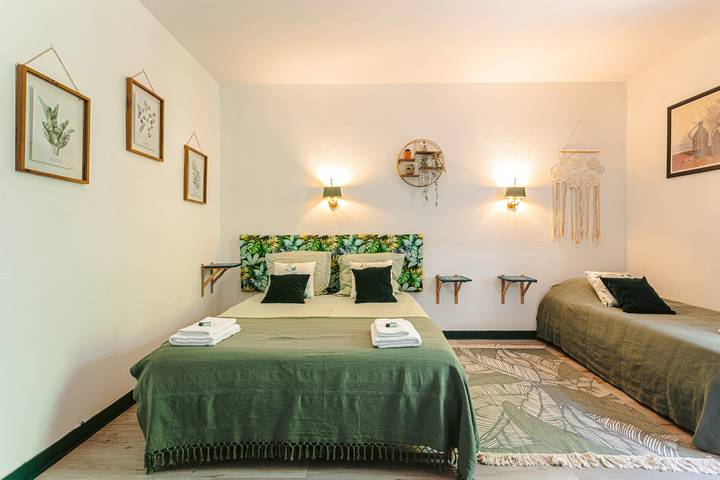 Habitación de huéspedes 'Emeraude' con piscina compartida, Wi-Fi y aire acondicionado in Genouillé, Region de Rochefort