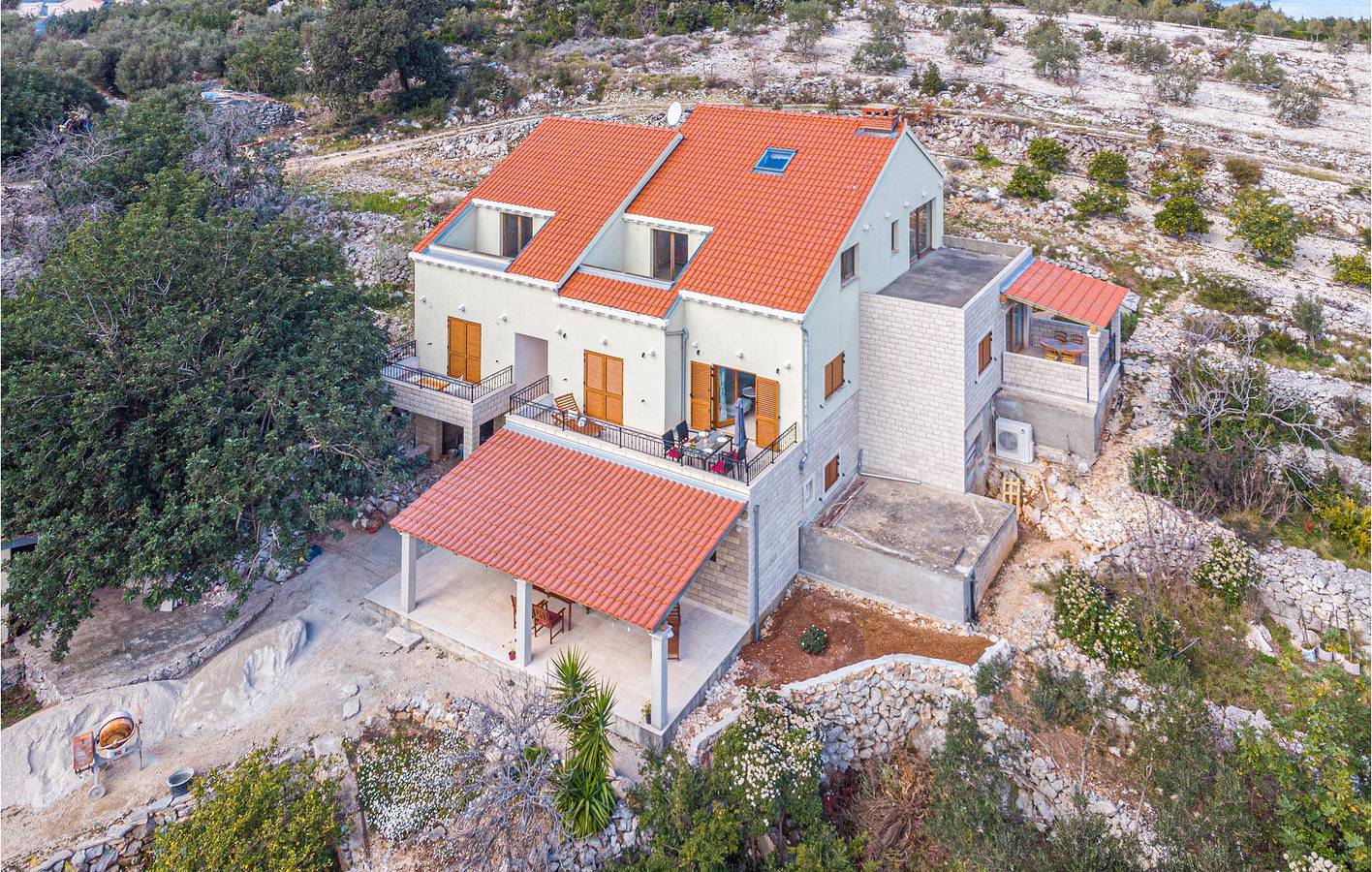 Geheel vakantieappartement, Gezellig appartement met terras, keuken en wifi – 2,5 km van het strand van Tri žala in Kneza, Korcula