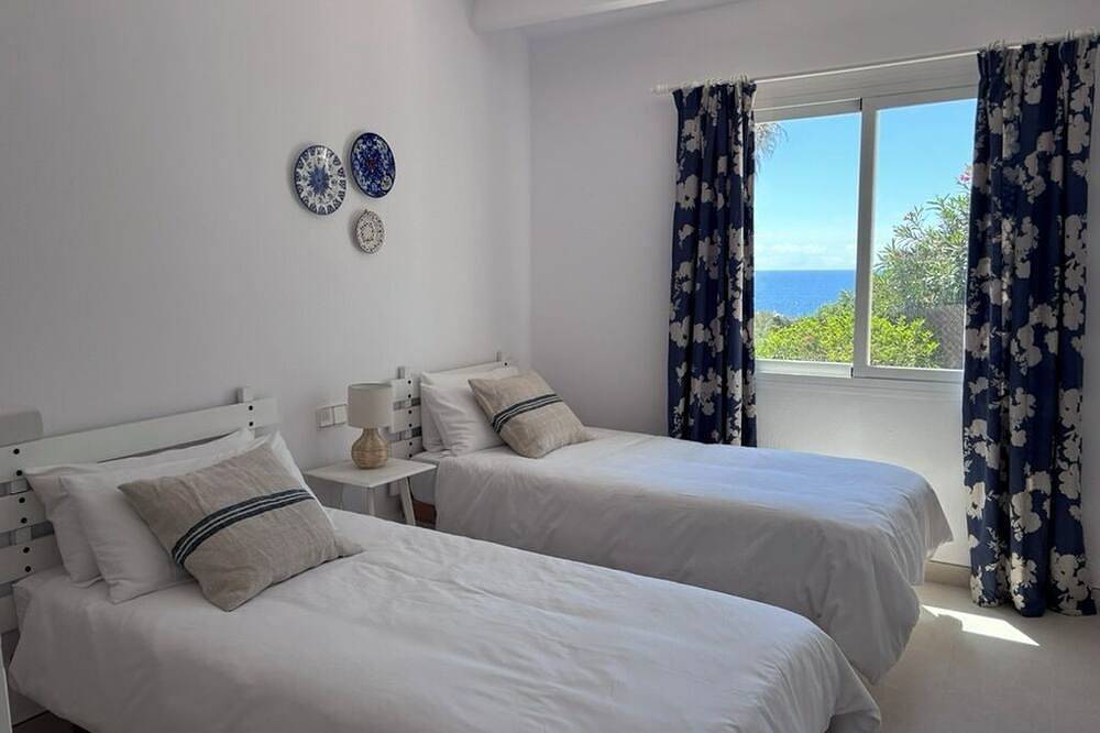 Villa Hibiscus - sea view, private pool, close to beach & restaurants, Ac & wifi in Binibeca, Sant Lluís