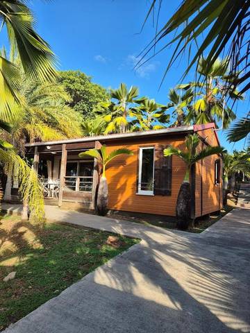Gîte pour 5 personnes, avec piscine ainsi que vue et jardin dans Pointe Faula