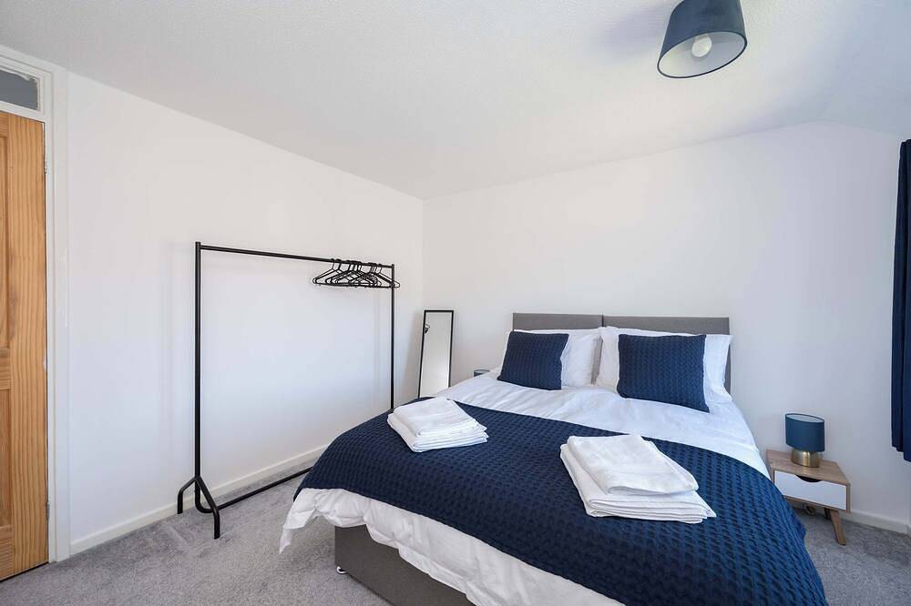 Stylish 3-Bed Home - 10 Min Gatwick - Wifi & Parking in Crawley, Sussex de l'Ouest
