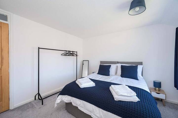 Stylish 3-Bed Home - 10 Min Gatwick - WiFi & Parking in Crawley, Sussex de l'Ouest