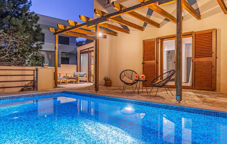 Vakantiehuis voor 6 personen, with sauna and whirlpool as well as terras and tuin in Peroj