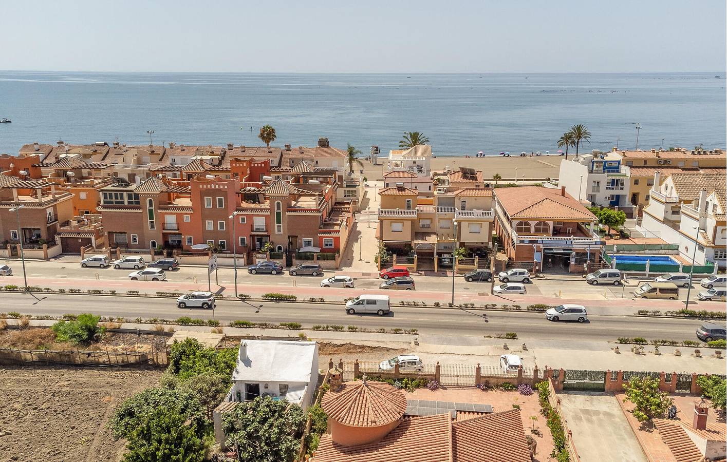 Appartement de vacances entier, Retraite confortable sur la plage avec jardin et terrasse, WiFi et parking in Torre del Mar, Costa del Sol