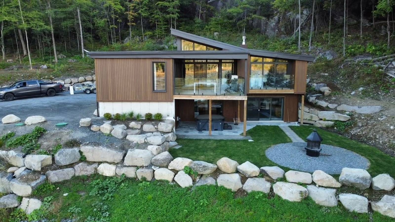 Lakeview Mid Century Luxury Cottage Citq 311414 in Quebec