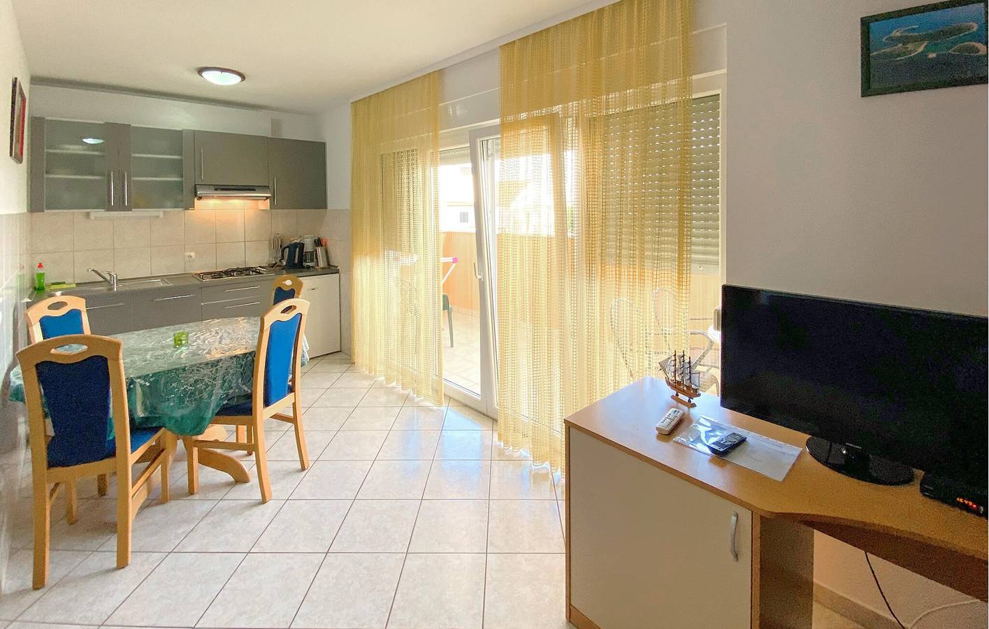 Entire holiday apartment, Cozy 2-Bed Apartment with Terrace, 2km to Beach - Pets Welcome! in Rogoznica, Šibenik-Knin