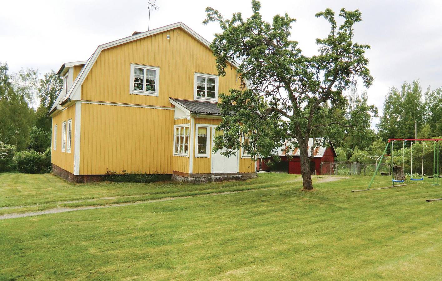 Hus för 6 Personer med trädgård in Hultsfred